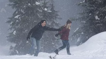 Chaussures de ski portées par Nora (Rachael Harris) dans les tenues de la série télévisée Chair de poule (saison 1)