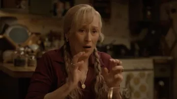 Collier pendentif porté par Loretta Durkin (Meryl Streep) dans Only Murders in the Building (saison 3, épisode 5)