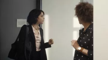 The black tote bag style bag worn by Roxane (Alice Isaaz) in the series 66-5 (Season 1 Episode 1)