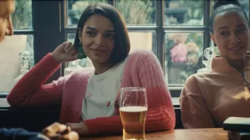 Rebanada de camiseta con estampado de sandía usada por Linnea (Jordan Alexandra) como se ve en Sorprendido por Oxford