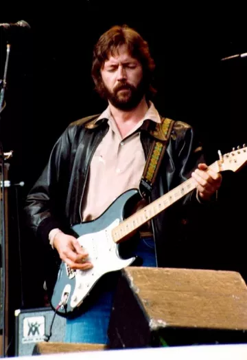 Veste en cuir portée par Eric Clapton chantant sur scène à l’aérodrome de Blackbushe en Angleterre pour l’affiche de 1978.