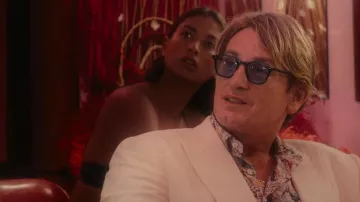 El par de gafas negras de color azul usadas por De Roller (Benoît Magimel) en Pacifiction: Torment on the Islands