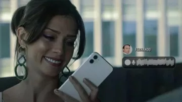 The green Creole earrings worn by Camila Román (Carolina Miranda) in the series Faux profil (Season 1)