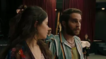 Pinza para el cabello usada por Rebecca Diane (Molly Gordon) en la película Theater Camp