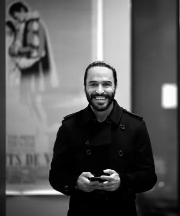 La gabardina usada por Assaâd Bouab en su publicación de despedida de la serie Dix pour cent en Instagram