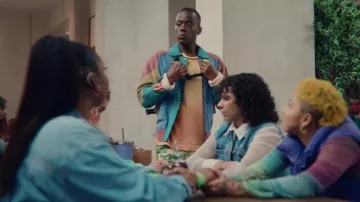 Veste de couleur portée par Eric Effiong (Ncuti Gatwa) dans Sex Education (saison 4 épisode 4)