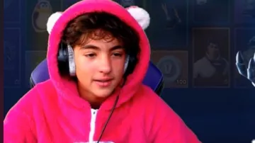 La veste à capuche rose portée par Inoxtag dans sa vidéo YouTube DES AVIONS SUR FORTNITE BATTLE ROYALE ! JE FAIS UN CARNAGE POUR LA SAISON 7 !