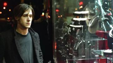 La chaqueta que lleva Henry Letham (Ryan Gosling) en la película Stay