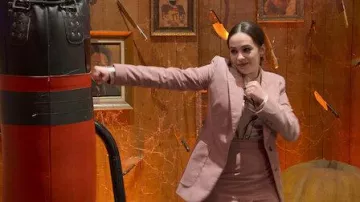 Blazer rose et jupe portés par Mary Mouser dans Nailed It! (saison 7 épisode 1)