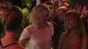 El top blanco que lleva Sonia (Marie-Josée Croze) en la película MILF