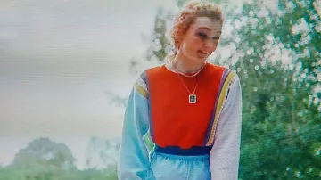 Sudadera corta roja y rosa usada por Abbi (Anthony Lexa) en la serie de televisión Sex Education (T04E02)