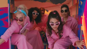 Bandeau noué coloré porté par Barbie (Margot Robbie) dans le film Barbie