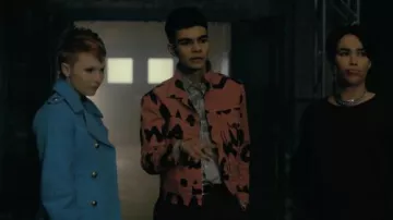 La veste imprimée portée par Prospero Usher (Sauriyan Sapkota) dans la série La Chute de la maison Usher (Saison 1 Episode 2)