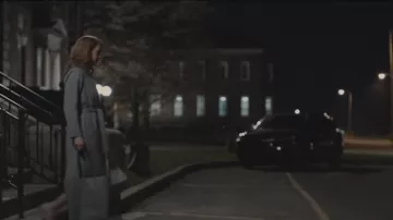 El bolso azul que lleva la Dra. Ellie Staple (Sarah Paulson) en la película Glass