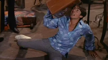 Chemise bleue imprimée portée par Davy (Davy Jones) comme on le voit dans The Monkees (S02E11)