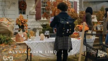 Mochila usada por Jake Wheeler (Zackary Arthur) en la serie de televisión Chucky (T01E01)