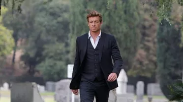 Le gilet de costume porté par Patrick Jane (Simon Baker) dans la série Mentalist (S02E01)