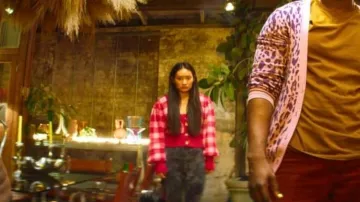 Cardigan rose et blanc porté par Tabby (Alice Hewkin) dans le film Rye Lane