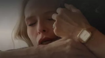 La montre carré dorée avec bracelet cuir marron portée par Janet Lewis (Tonya Kinzinger) dans Un si grand soleil (Saison 5)