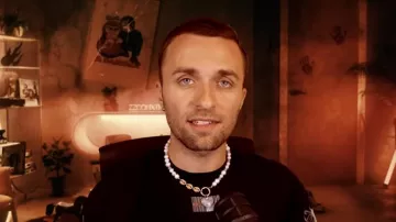 Le collier en perles porté par Squeezie dans la vidéo YouTube N'acceptez pas son invitation... (Thread Horreur Halloween)