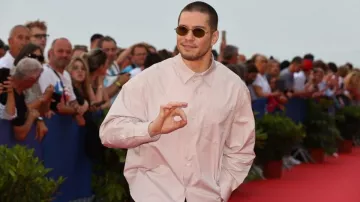 The pink shirt worn by François Civil at the Cabourg Festival 2023
