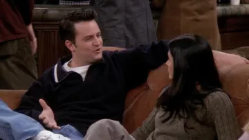 Le pull gris avec manches rayées porté par Monica Geller (Courteney Cox) dans la série Friends (S06E12)