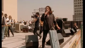 Chemise portée par Bono dans U2 - Where The Streets Have No Name (Video Musical Oficial)