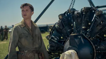 Combinaison militaire portée par le sergent Ken Lemmons (Raff Law) comme on le voit dans Masters of the Air Wardrobe (saison 1 épisode 4)