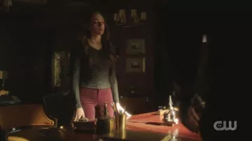 El top negro de lentejuelas con hombreras usado por Hope Mikaelson (Danielle Rose Russell) en la serie Legacies (T03E08)