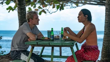 Camiseta sin mangas naranja usada por Jaiyah (Kaimana) como se ve en los atuendos de la película Next Goal Wins