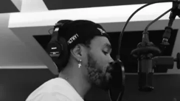 Casquette Detroit portée par Maejor dans The Martin Garrix Show