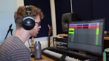 T-Shirt gris et marron porté par Dean Lewis Engineer dans Making of : Never Really Loved Me - Kygo, Dean Lewis, Lewis Capaldi