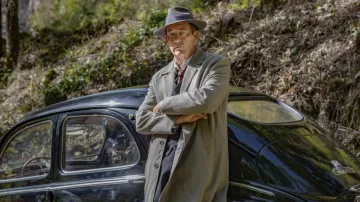 Trench-coat porté par Sam Spade (Clive Owen) dans Monsieur Spade (saison 1)