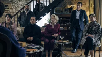 Manteau à imprimé léopard porté par Marguerite (Louise Bourgoin) dans Monsieur Spade (saison 1)
