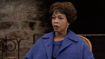 Ensemble robe veste bleu violet porté par Virginia Dell (Alfre Woodard) dans Monsieur Spade (Saison 1)