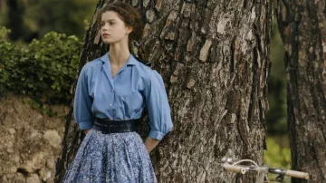 Jupe à imprimé Flora portée par Teresa (Cara Bossom) dans la série télévisée Monsieur Spade (saison 1)