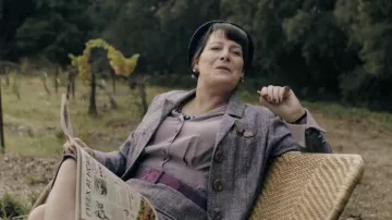 Broche papillon portée par Cynthia Fitzsimmons (Rebecca Root) dans Monsieur Spade (saison 1)