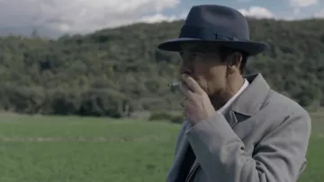 Chapeau Fedora porté par Sam Spade (Clive Owen) tel qu’on le voit dans Monsieur Spade (saison 1)