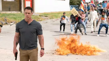 Polo gris usado por Mason Pettits (John Cena) como se ve en los atuendos de películas independientes