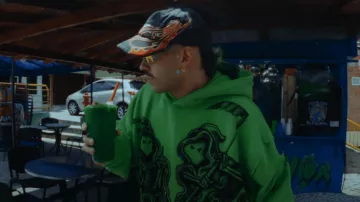 Sweat à capuche vert avec des fantômes portés par Feid dans le clip de La Vuelta feat. Mañas Ru-fino