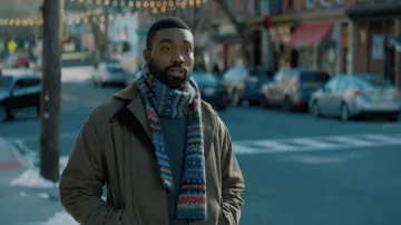 Abrigo gris Chaqueta usada por Bernard (Paapa Essiedu) en Genie