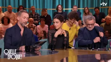 La robe noire ajourée à dentelles portée par Anna Cabana dans l'émission Quelle époque ! du 2 décembre 2023