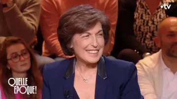 Le blazer leu marine à revers en cuir porté par Ruth Elkrief dans l'émission Quelle époque ! du 2 décembre 2023