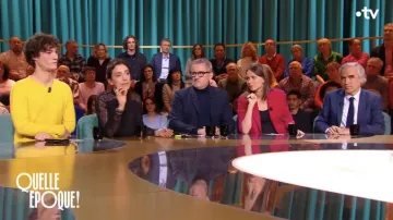 Le pull jaune porté par Pablo Pillaud-Vivien dans l'émission Quelle époque ! du 2 décembre 2023