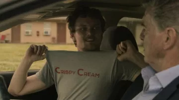 T-shirt Crispy Cream porté par Blade (Brennan Keel Cook) comme on le voit dans le film Fast Charlie