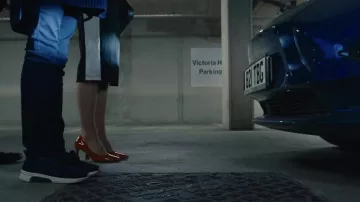 Escarpins rouges portés par Stella Simmons (Lauren Metcalfe) dans le film Control