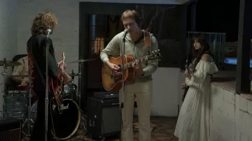 Robe blanche portée par Pam (Lily James) comme on le voit dans la garde-robe du film La Griffe de fer