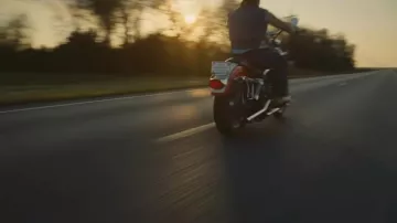 Moto rouge utilisée par Kerry Von Erich (Jeremy Allen White) dans La Griffe de fer