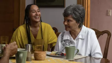 Collier porté par Lisa Ellison (Tracee Ellis Ross) comme on le voit dans le film American Fiction