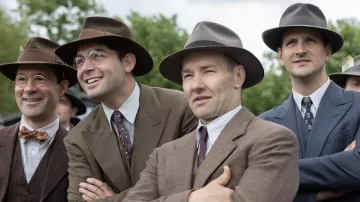 Chapeau Fedora gris porté par l’entraîneur Al Ulbrickson (Joel Edgerton) comme on le voit dans le film The Boys in the Boat